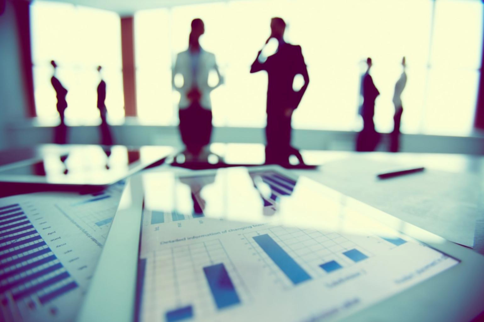 Equipo de asesores financieros trabajando en estrategias personalizadas para clientes